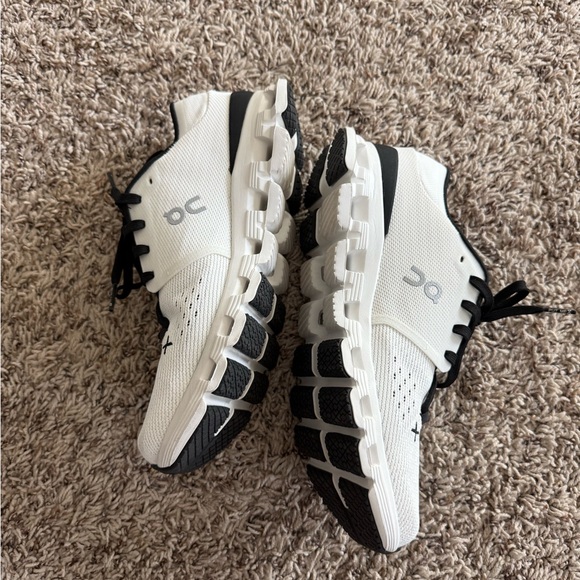 On Running White and Black Athletic Shoes cloud x4 style - Picture 3 of 6